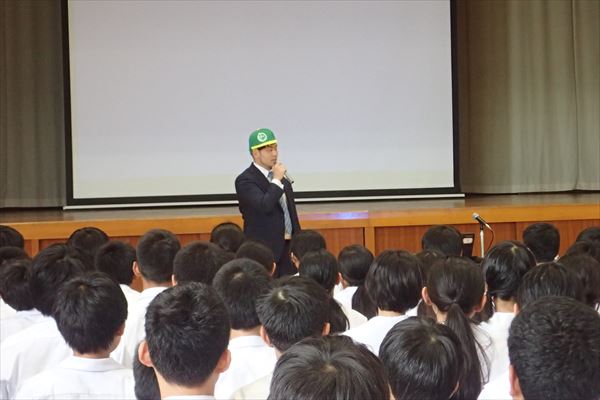 クルーのレックスさん、市内の中学校での道徳講演に登壇！